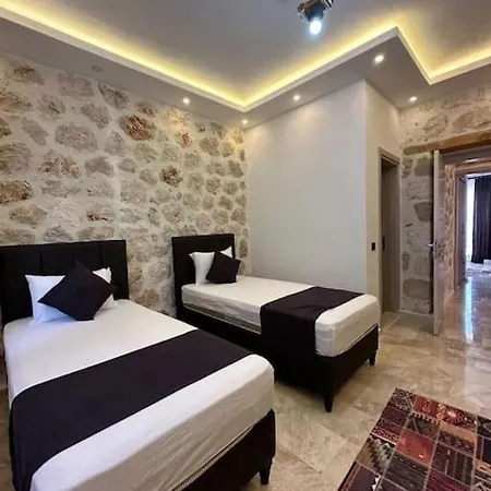 Merkezde Oezel Havuzlu Tas Villa Kaş