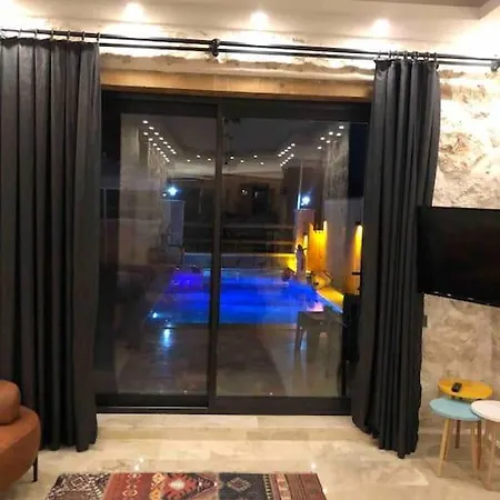 Merkezde Oezel Havuzlu Tas וילה