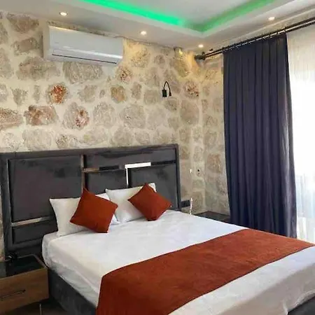 וילה Merkezde Oezel Havuzlu Tas *