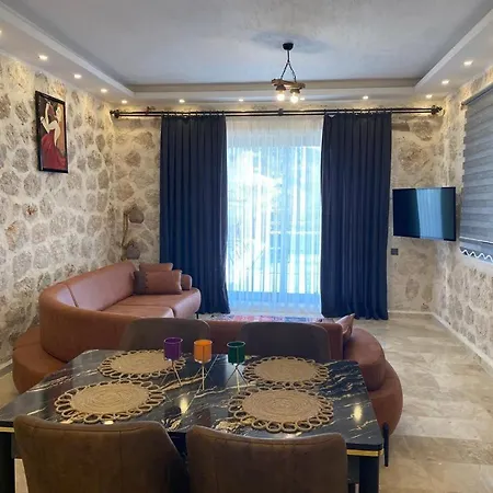וילה Merkezde Oezel Havuzlu Tas *