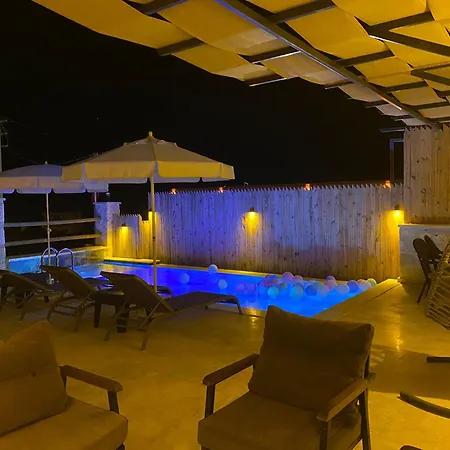 Villa Merkezde Oezel Havuzlu Tas